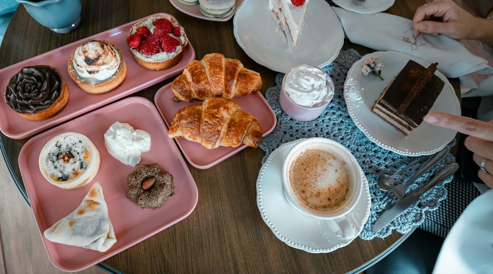 Table corporate avec viennoiseries, cappuccino et pâtisseries pour petit-déjeuner d'entreprise