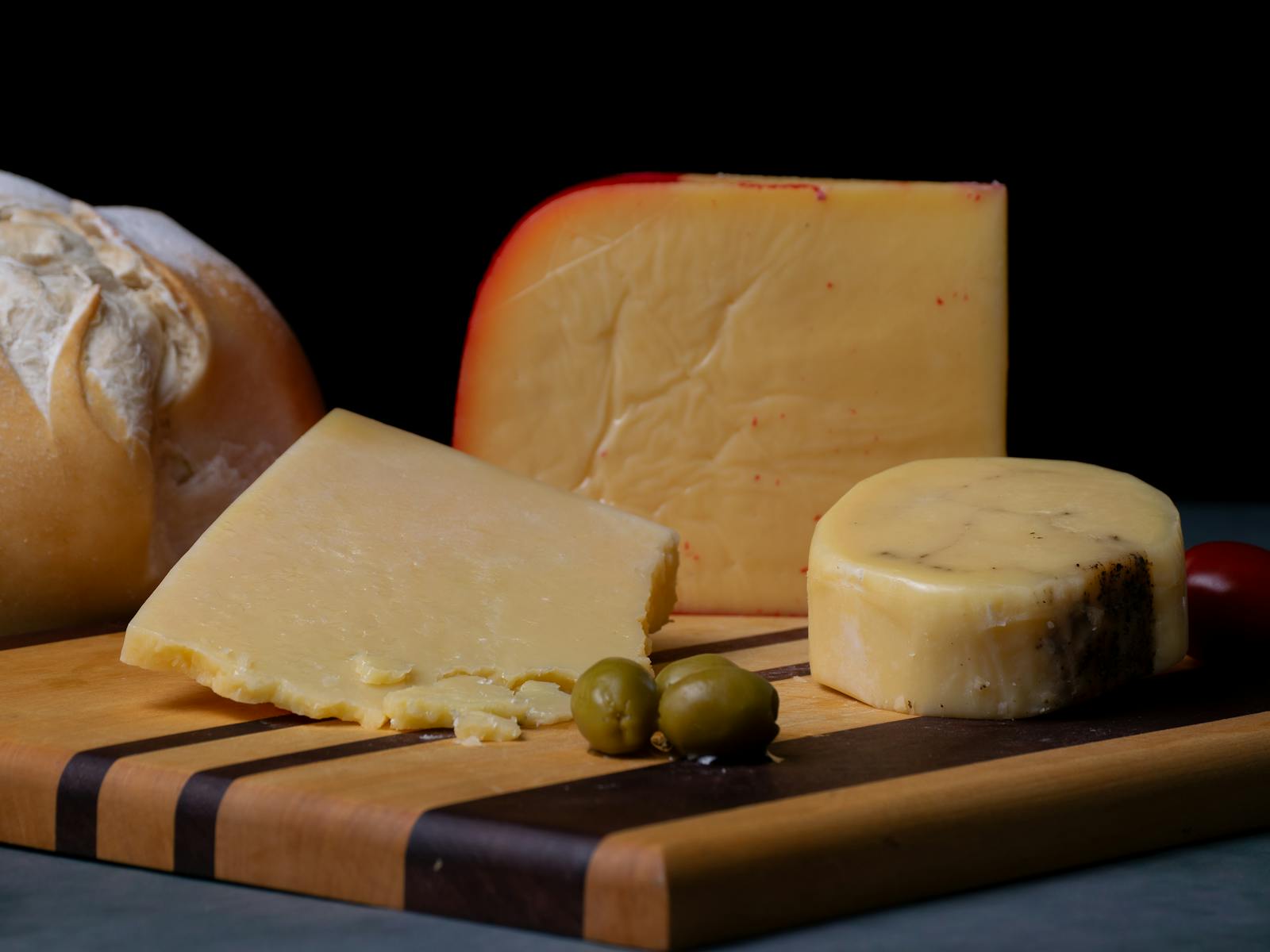 Plateau salé halal — fromages affinés, pain rustique, olives vertes — dressage signature La Maison du Brunch