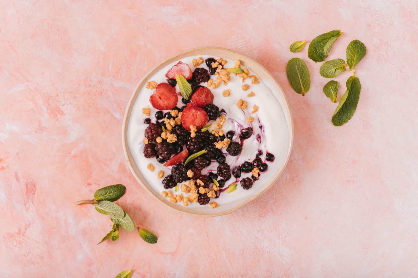 Bol yaourt aux fruits rouges, granola et menthe, ambiance brunch méditerranéen